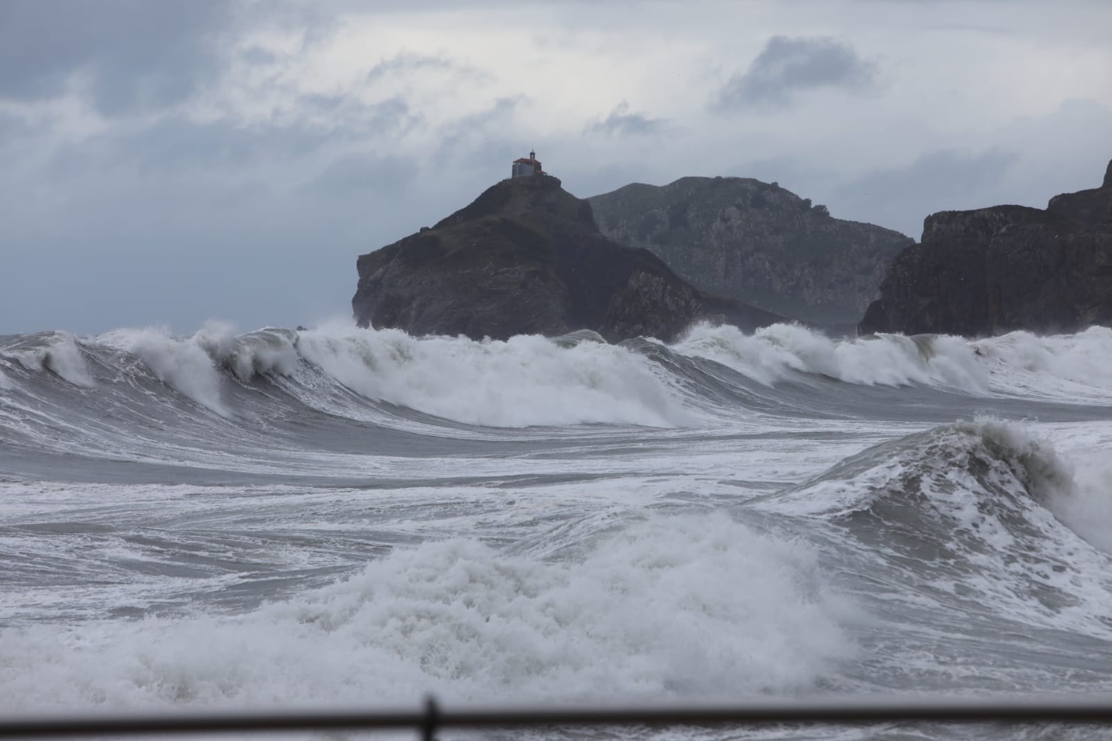 Temporal de olas en Bakio.