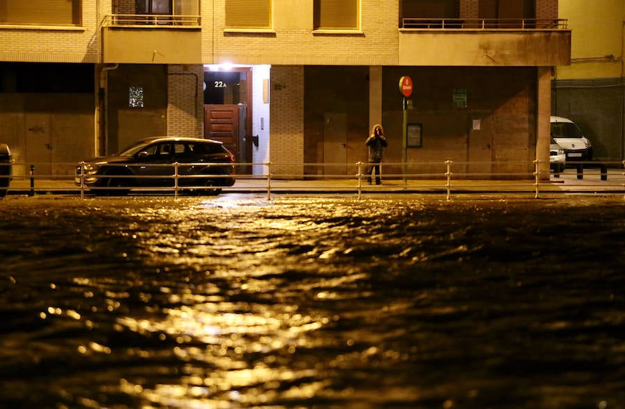 Importantes balsas de agua en Zorrozaurre. 