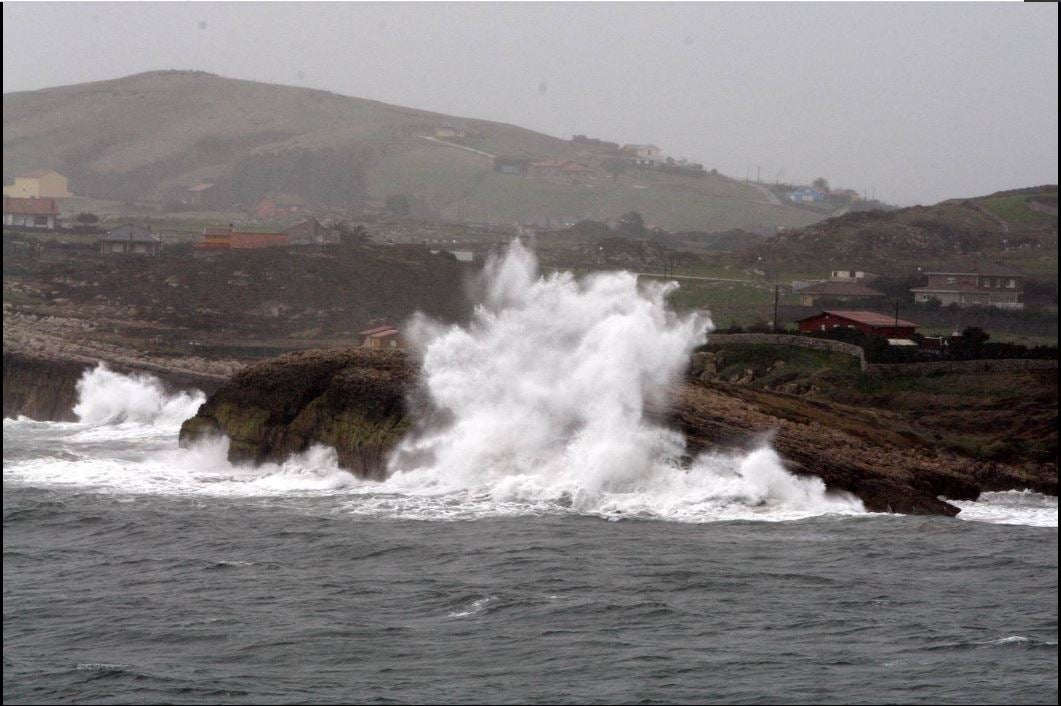 Una ola golpea la costa de Suances.