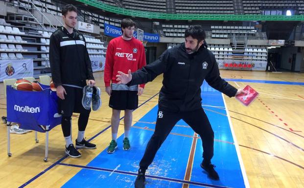 Mumbrú da instrucciones este miércoles a sus jugadores antes de enfrentarse hoy al Castelló.