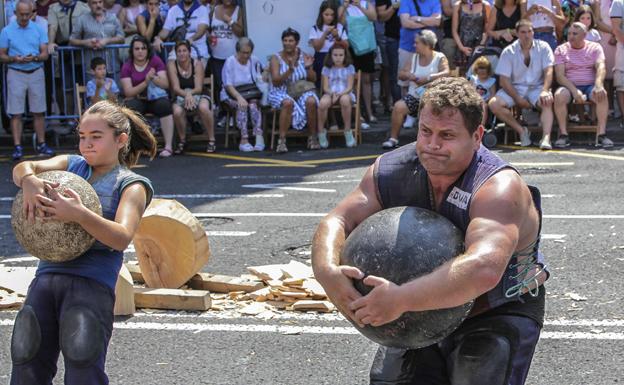 Udane Ostolaza, de 12 años, lleva cinco años practicando el levantamiento de piedra. En la foto, durante una exhibición en la pasada Aste Nagusia bilbaína. 