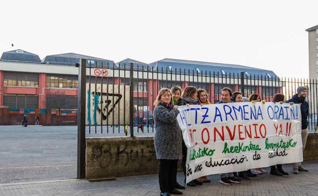 «El Gobierno vasco utiliza a la concertada como subcontrata barata, paga menos por más horas»