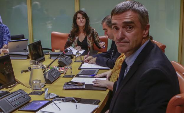 Jonan Fernández, en la presentación de 'Herenegun!' en el Parlamento vasco