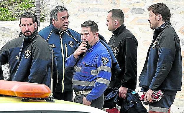 Operarios trabajando en el pozo que tendrá que volver a cerrarse sin cumplir su objetivo.