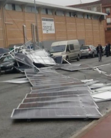 Imagen secundaria 2 - 1 y 2. Se encuentra cortada la carretera A-4356. (Andagoia) 3. En Oion también se ha producido la caída de paneles solares a la vía pública