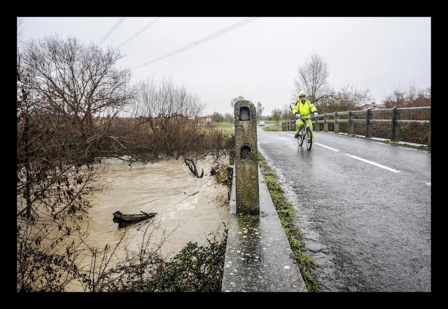 Yurre. El temporal de intensas lluvias caídas en Álava continúa provocando algunos inconvenientes y percances en el territorio histórico. Los ojos se posan especialmente en las carreteras y ríos de la provincia, que tratan de absorber la gran cantidad de agua -en algunos casos en forma de nieve- que se ha precipitado casi sin interrupción a lo largo de las últimas horas. En consecuencia, la formación de balsas de agua y el desbordamiento del Zadorra y el Baias están afectando este jueves al tráfico.