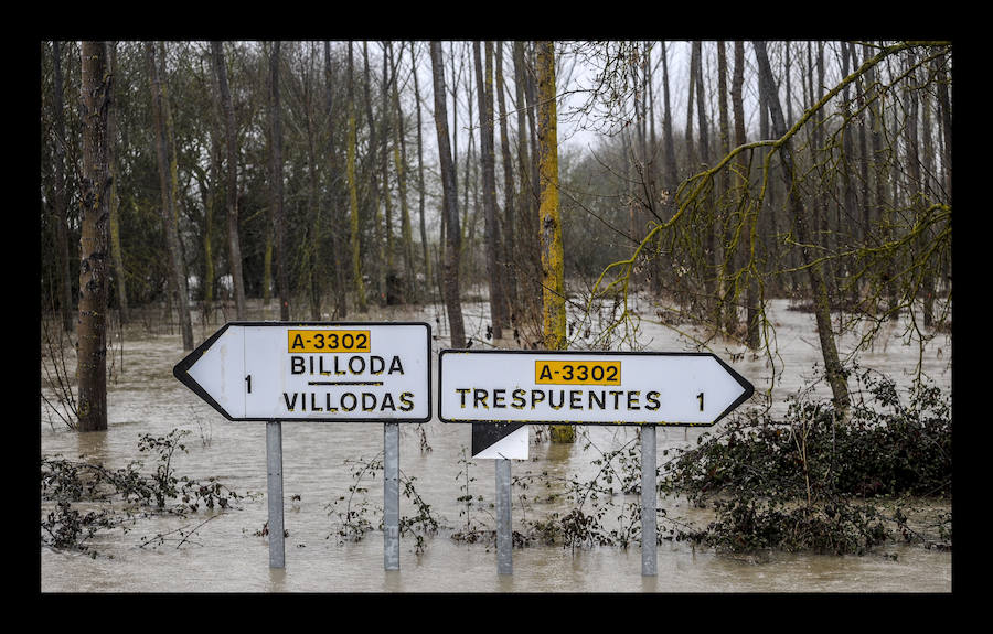 Cruce de Víllodas y Trespuente. El temporal de intensas lluvias caídas en Álava continúa provocando algunos inconvenientes y percances en el territorio histórico. Los ojos se posan especialmente en las carreteras y ríos de la provincia, que tratan de absorber la gran cantidad de agua -en algunos casos en forma de nieve- que se ha precipitado casi sin interrupción a lo largo de las últimas horas. En consecuencia, la formación de balsas de agua y el desbordamiento del Zadorra y el Baias están afectando este jueves al tráfico.