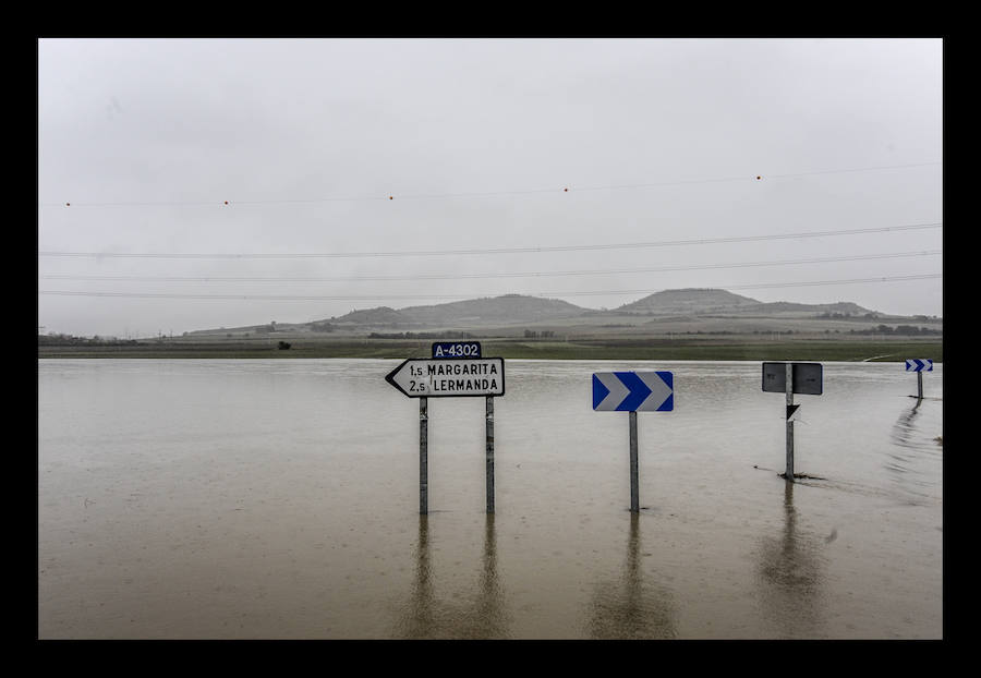 El temporal de intensas lluvias caídas en Álava continúa provocando algunos inconvenientes y percances en el territorio histórico. Los ojos se posan especialmente en las carreteras y ríos de la provincia, que tratan de absorber la gran cantidad de agua -en algunos casos en forma de nieve- que se ha precipitado casi sin interrupción a lo largo de las últimas horas. En consecuencia, la formación de balsas de agua y el desbordamiento del Zadorra y el Baias están afectando este jueves al tráfico.