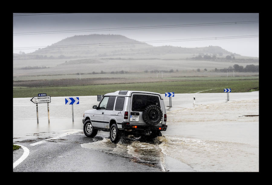 El temporal de intensas lluvias caídas en Álava continúa provocando algunos inconvenientes y percances en el territorio histórico. Los ojos se posan especialmente en las carreteras y ríos de la provincia, que tratan de absorber la gran cantidad de agua -en algunos casos en forma de nieve- que se ha precipitado casi sin interrupción a lo largo de las últimas horas. En consecuencia, la formación de balsas de agua y el desbordamiento del Zadorra y el Baias están afectando este jueves al tráfico.