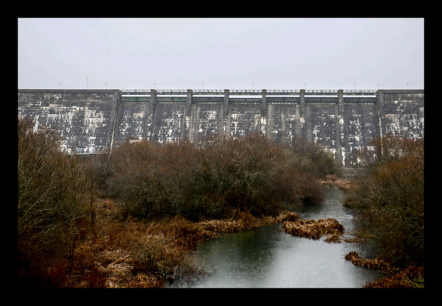 La presa del pantallo de Ullíbarri. El temporal de intensas lluvias caídas en Álava continúa provocando algunos inconvenientes y percances en el territorio histórico. Los ojos se posan especialmente en las carreteras y ríos de la provincia, que tratan de absorber la gran cantidad de agua -en algunos casos en forma de nieve- que se ha precipitado casi sin interrupción a lo largo de las últimas horas. En consecuencia, la formación de balsas de agua y el desbordamiento del Zadorra y el Baias están afectando este jueves al tráfico.