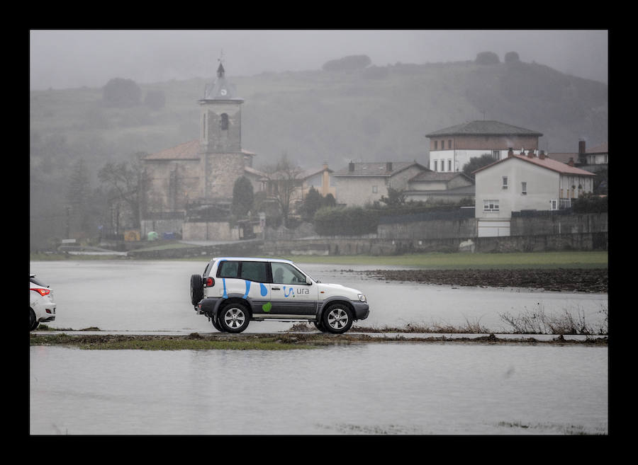 Trespuentes. El temporal de intensas lluvias caídas en Álava continúa provocando algunos inconvenientes y percances en el territorio histórico. Los ojos se posan especialmente en las carreteras y ríos de la provincia, que tratan de absorber la gran cantidad de agua -en algunos casos en forma de nieve- que se ha precipitado casi sin interrupción a lo largo de las últimas horas. En consecuencia, la formación de balsas de agua y el desbordamiento del Zadorra y el Baias están afectando este jueves al tráfico.