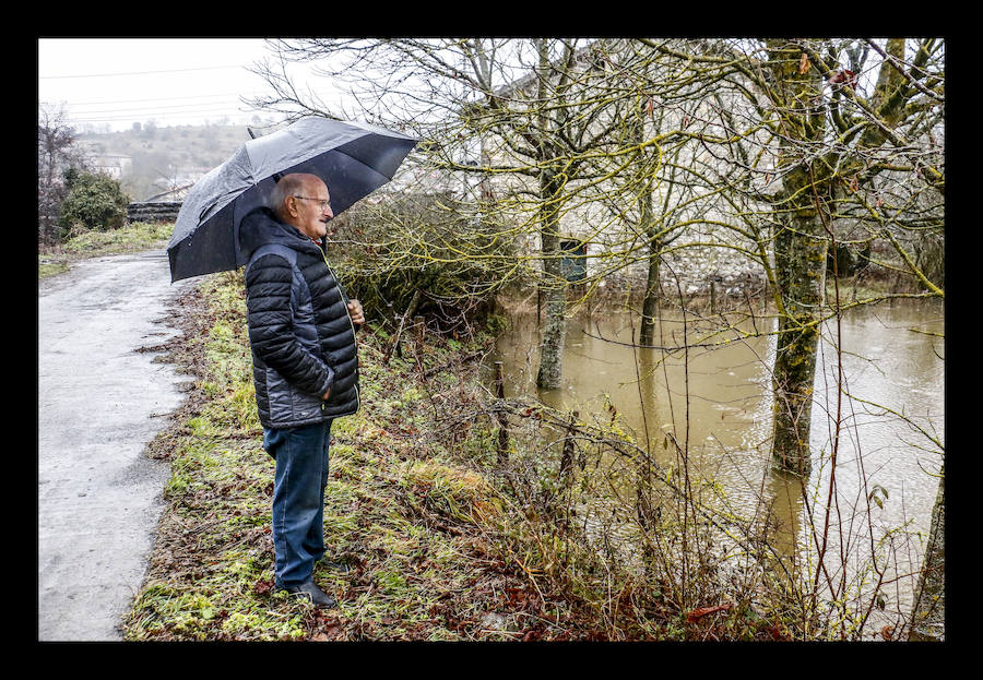 Anda. El temporal de intensas lluvias caídas en Álava continúa provocando algunos inconvenientes y percances en el territorio histórico. Los ojos se posan especialmente en las carreteras y ríos de la provincia, que tratan de absorber la gran cantidad de agua -en algunos casos en forma de nieve- que se ha precipitado casi sin interrupción a lo largo de las últimas horas. En consecuencia, la formación de balsas de agua y el desbordamiento del Zadorra y el Baias están afectando este jueves al tráfico.