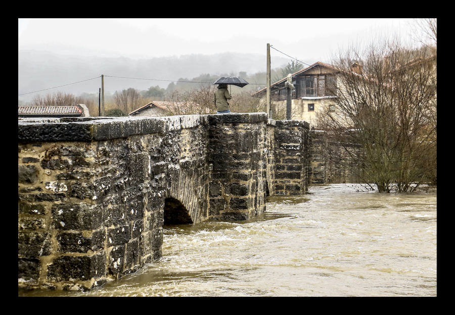 Anda. El temporal de intensas lluvias caídas en Álava continúa provocando algunos inconvenientes y percances en el territorio histórico. Los ojos se posan especialmente en las carreteras y ríos de la provincia, que tratan de absorber la gran cantidad de agua -en algunos casos en forma de nieve- que se ha precipitado casi sin interrupción a lo largo de las últimas horas. En consecuencia, la formación de balsas de agua y el desbordamiento del Zadorra y el Baias están afectando este jueves al tráfico.