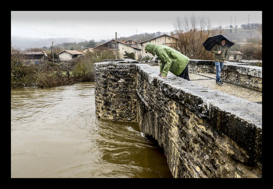 Anda. El temporal de intensas lluvias caídas en Álava continúa provocando algunos inconvenientes y percances en el territorio histórico. Los ojos se posan especialmente en las carreteras y ríos de la provincia, que tratan de absorber la gran cantidad de agua -en algunos casos en forma de nieve- que se ha precipitado casi sin interrupción a lo largo de las últimas horas. En consecuencia, la formación de balsas de agua y el desbordamiento del Zadorra y el Baias están afectando este jueves al tráfico.