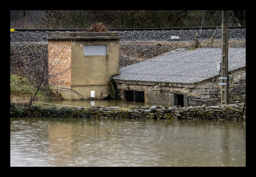 Anda. El temporal de intensas lluvias caídas en Álava continúa provocando algunos inconvenientes y percances en el territorio histórico. Los ojos se posan especialmente en las carreteras y ríos de la provincia, que tratan de absorber la gran cantidad de agua -en algunos casos en forma de nieve- que se ha precipitado casi sin interrupción a lo largo de las últimas horas. En consecuencia, la formación de balsas de agua y el desbordamiento del Zadorra y el Baias están afectando este jueves al tráfico.