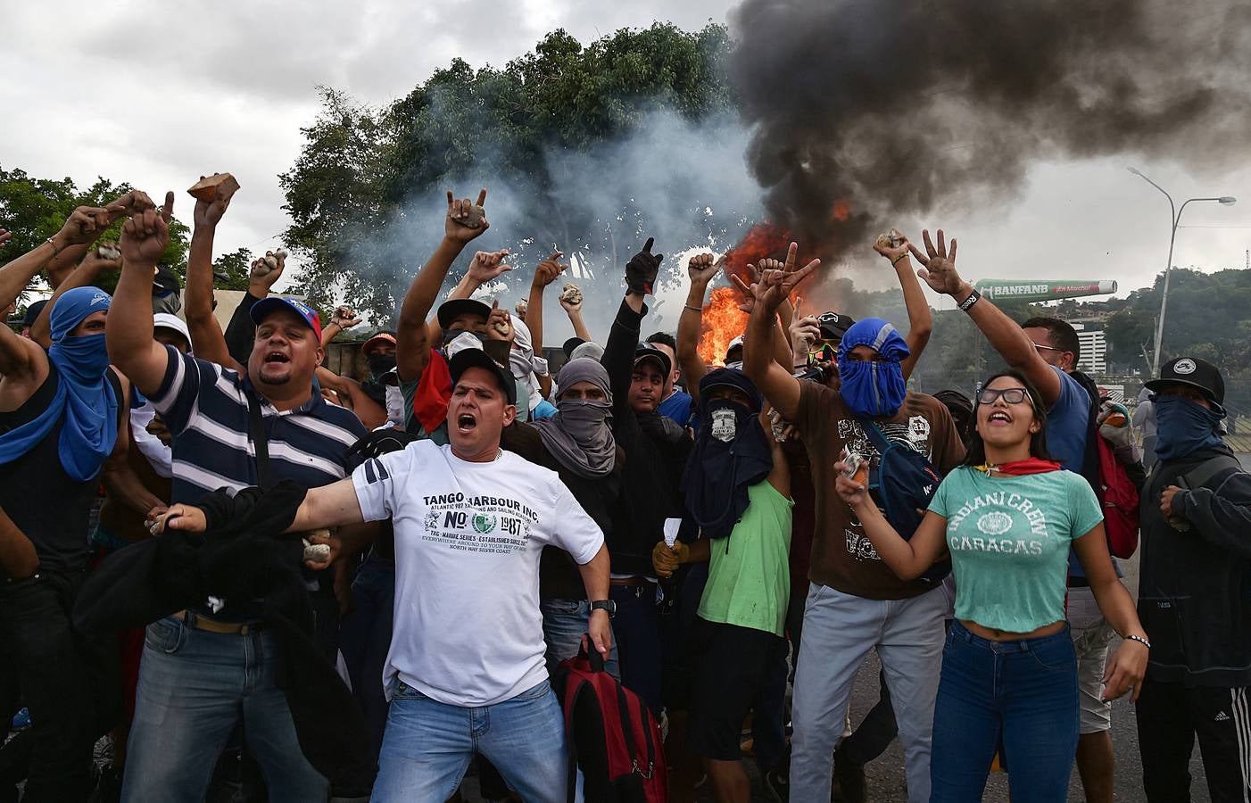 Los enfrentamientos entre manifestantes contra Maduro y las fuerzas de seguridad se intensifican en Caracas