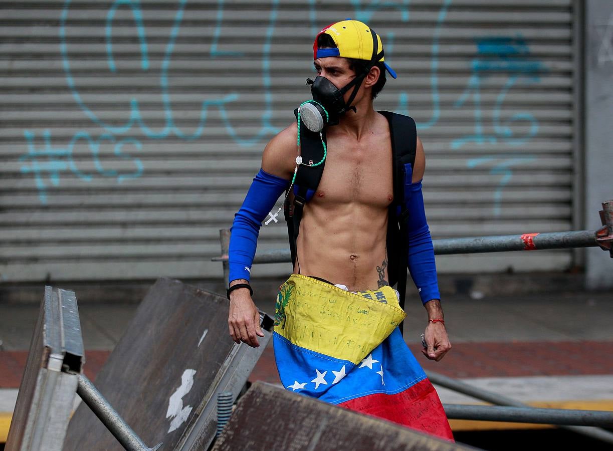 Los enfrentamientos entre manifestantes contra Maduro y las fuerzas de seguridad se intensifican en Caracas