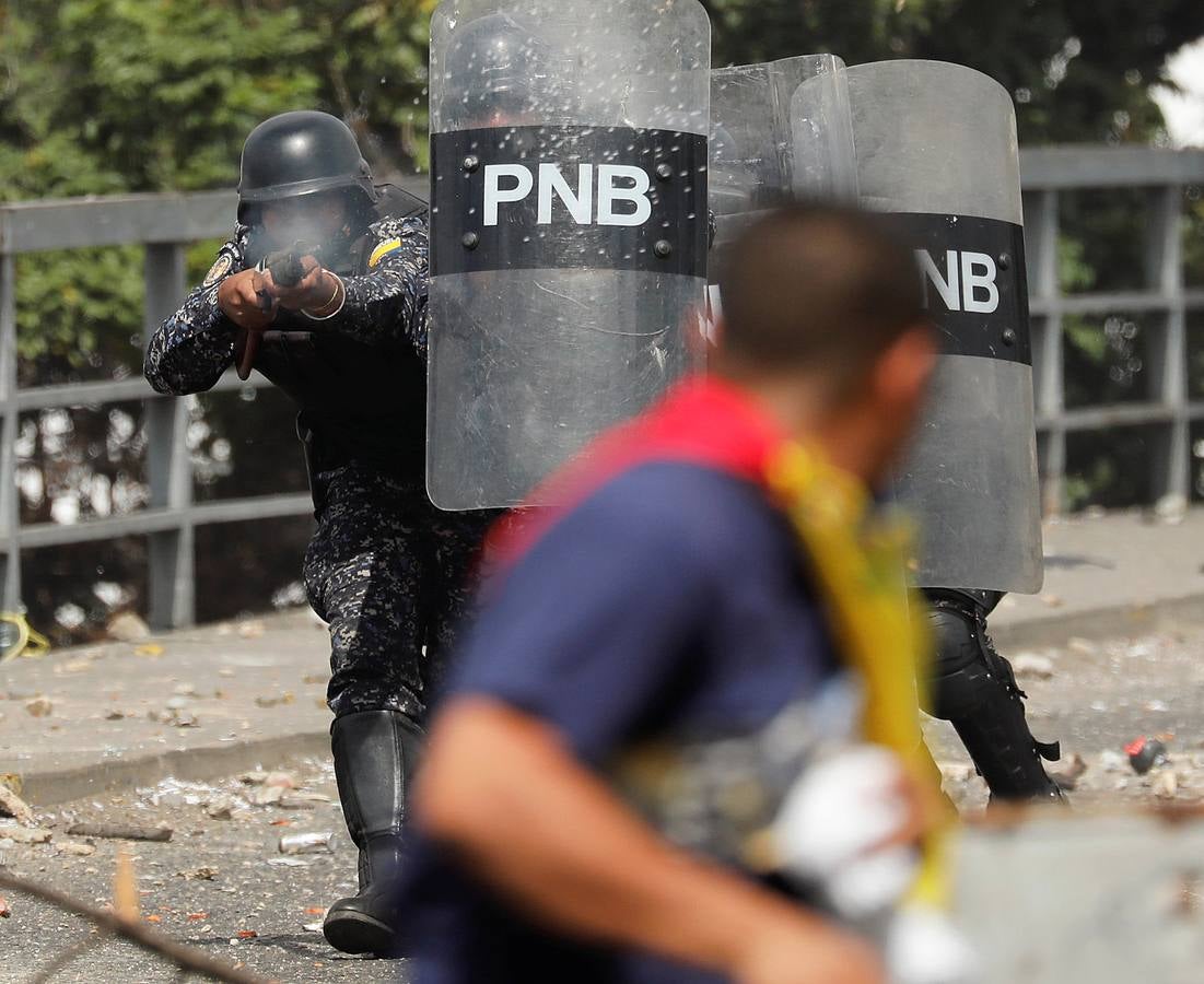 Los enfrentamientos entre manifestantes contra Maduro y las fuerzas de seguridad se intensifican en Caracas