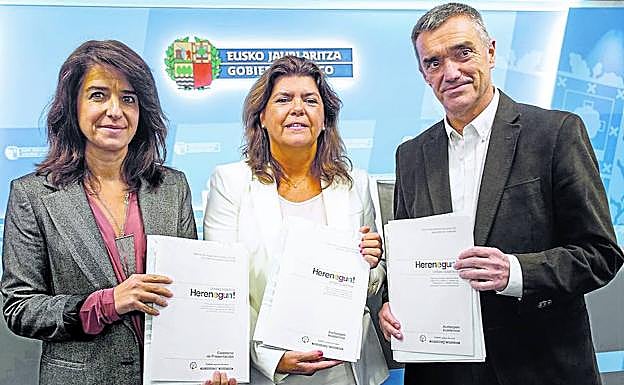 Aintzane Ezenarro, Maite Alonso y Jonan Fernández, el pasado octubre en la presentación de la unidad didáctica. 