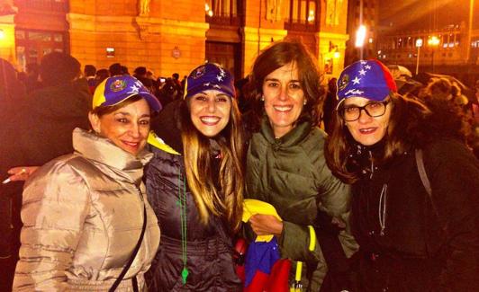 Aitzbea Ramos, segunda por la izquierda, en la manifestación de este miércoles junto al Arriaga, en Bilbao.