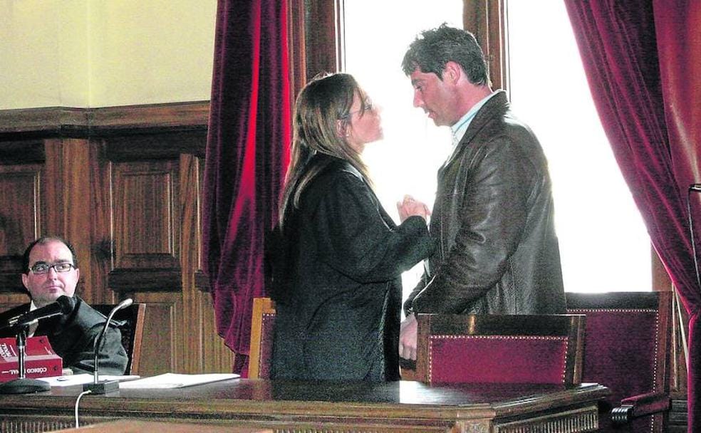 Rebeca Santamalia conversa con su defendido, José Javier Salvador, en el juicio celebrado en 2005 en la Audiencia de Teruel. Había matado a su esposa. Hace una semana, la víctima fue la propia letrada.