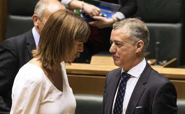 Idoia Mendia charla con Iñigo Urkullu en el Parlamento vasco. 