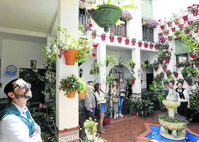 Imagen secundaria 1 - A la derecha, tienda de recuerdos en una judería española: arriba a la izquierda, patio en la calle de Los Judíos en Córdoba; abajo a la izquierda, una mujer pasea por la aljama (judería en la Edad Media) de Toledo.