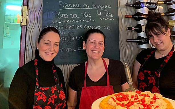 Imagen principal - Arriba, Janire, Ilona y Tanya, del Stand By. Abajo, más chistes