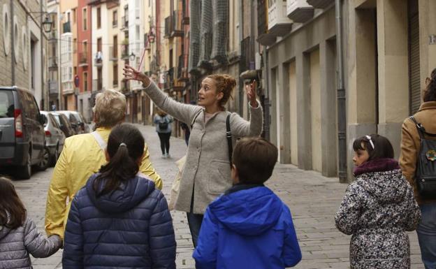 Varios niños atienden las explicaciones en una visita por el Casco Viejo de Vitoria. 