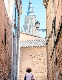 Imagen secundaria 2 - A la derecha, tienda de recuerdos en una judería española: arriba a la izquierda, patio en la calle de Los Judíos en Córdoba; abajo a la izquierda, una mujer pasea por la aljama (judería en la Edad Media) de Toledo.