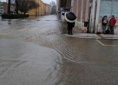 Imagen secundaria 1 - El río Nela inunda Villarcayo