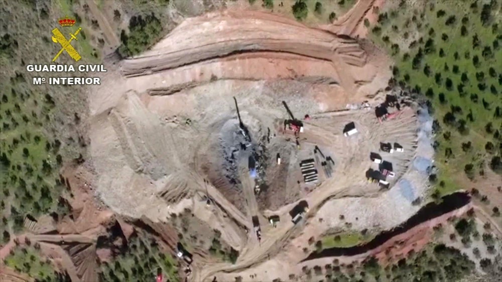 LA MONTAÑA NO LO PONE FÁCIL. Más de 300 efectivos, entre personal de emergencias, operarios y técnicos han trabajado en diferentes momentos del dispositivo de rescate. En la zona se han usado 12 excavadoras, que han movido 40.000 toneladas de tierra y han cambiado el paisaje.