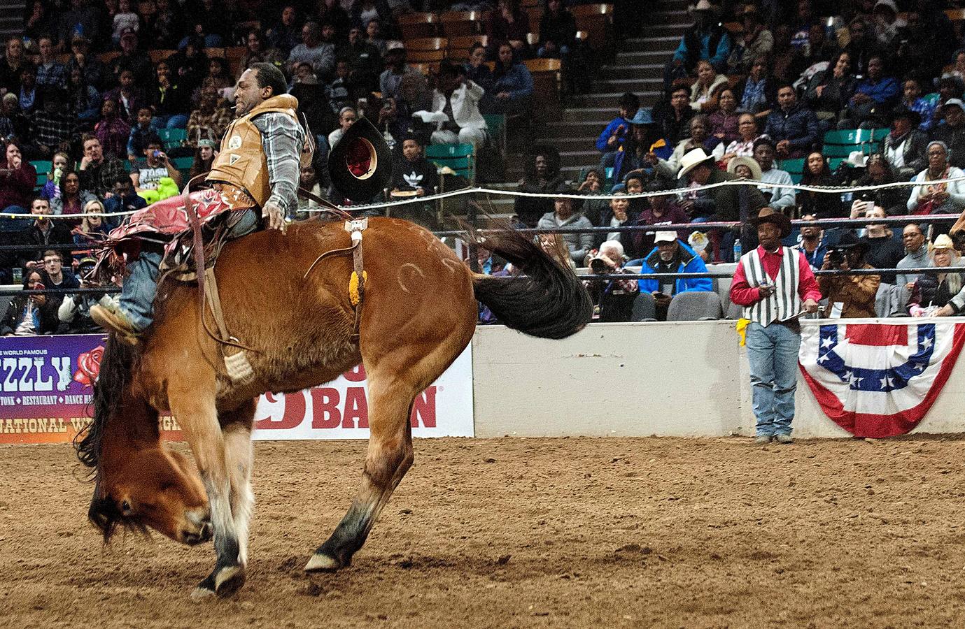 En Denver, Colorado, se celebra el único rodeo en el que participan vaqueros nativos y afroamericanos en homenaje a Martin Luther King. La historia viene de lejos, del tiempo en que se asignaba a los esclavos la tarea de guiar al ganado en las plantaciones y ranchos cuando los propietarios de las haciendas se iban a la Guerra Civil. Después, llegada la emancipación, sus habilidades en el manejo de los caballos y su buena disposición para realizar trabajos peligrosos hizo que sus servicios fueran muy demandados.