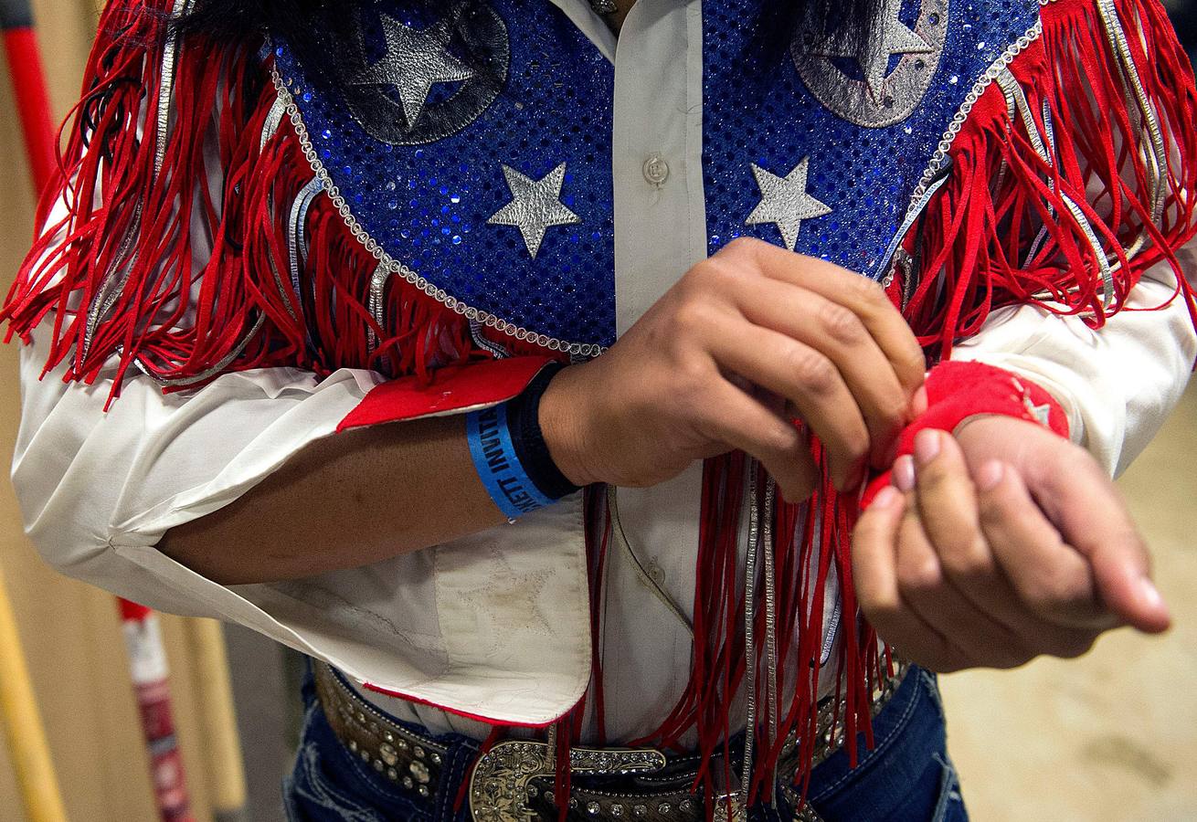 En Denver, Colorado, se celebra el único rodeo en el que participan vaqueros nativos y afroamericanos en homenaje a Martin Luther King. La historia viene de lejos, del tiempo en que se asignaba a los esclavos la tarea de guiar al ganado en las plantaciones y ranchos cuando los propietarios de las haciendas se iban a la Guerra Civil. Después, llegada la emancipación, sus habilidades en el manejo de los caballos y su buena disposición para realizar trabajos peligrosos hizo que sus servicios fueran muy demandados.