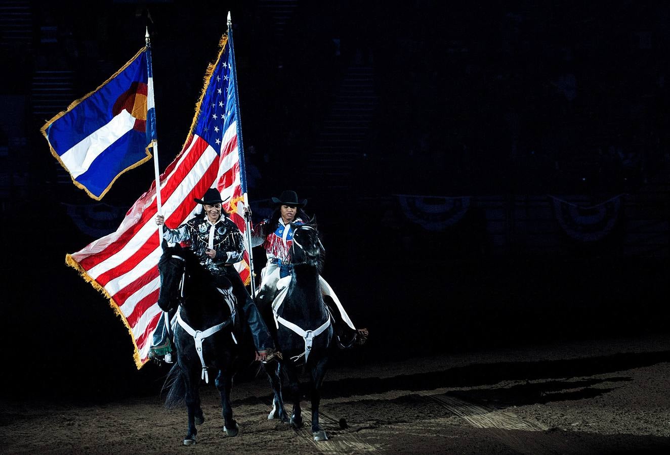 En Denver, Colorado, se celebra el único rodeo en el que participan vaqueros nativos y afroamericanos en homenaje a Martin Luther King. La historia viene de lejos, del tiempo en que se asignaba a los esclavos la tarea de guiar al ganado en las plantaciones y ranchos cuando los propietarios de las haciendas se iban a la Guerra Civil. Después, llegada la emancipación, sus habilidades en el manejo de los caballos y su buena disposición para realizar trabajos peligrosos hizo que sus servicios fueran muy demandados.