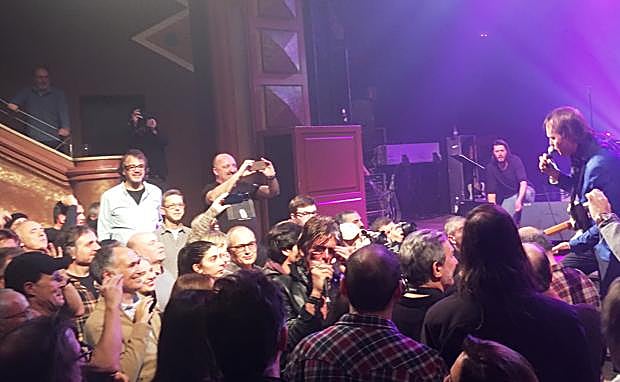 Entre el público. Sexton sumergido y Prophet en las escaleras. 