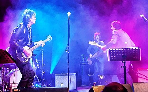 Chuck y Charlie, en plena actuación con su banda. 