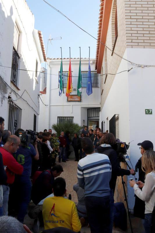 Instituciones, figuras públicas y vecinos han expresado sus condolencias a la familia del pequeño cuyo cadáver fue hallado de madrugada en el pozo en el que se le buscaba en Totalán