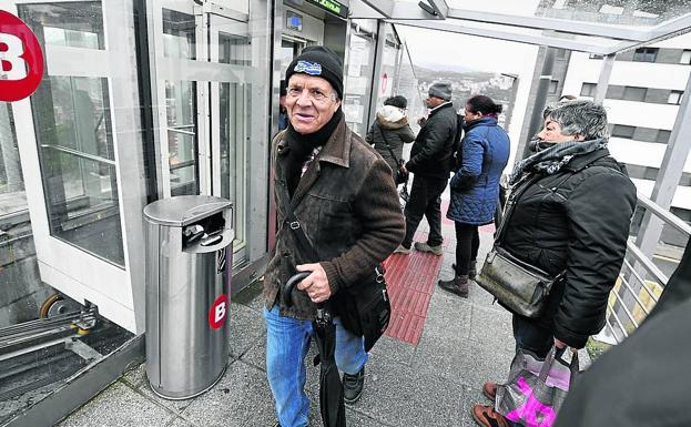 Luis utiliza el ascensor a diario.