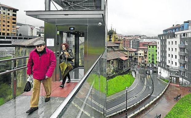 Aguantando la lluvia, José abandona el segundo ascensor de George Steer. 