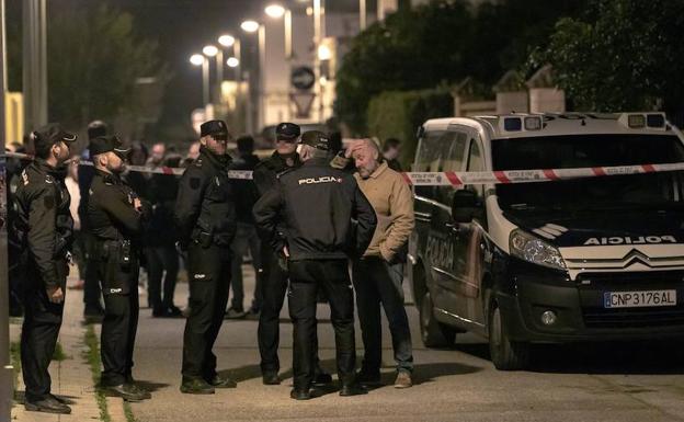 Efectivos de la Policía Nacional ante el domicilio de la mujer de 67 años que ha sido asesinada en Dos Hermanas (Sevilla), presuntamente por su marido, de 68, quien llamó al 112 para avisar del crimen.