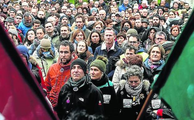 Miles de docentes y trabajadores de los colegios de iniciativa social se manifestaron ayer por las calles de San Sebastián. 