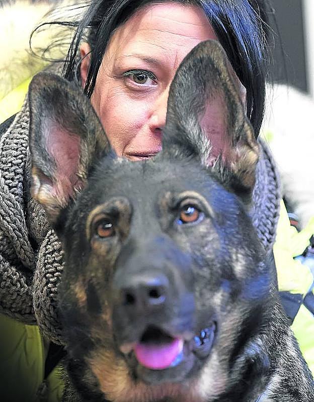 No sin mi perro. La navarra Silvia González, amenazada de muerte por su expareja, recoge firmas para que el Gobierno de su comunidad le permita el acceso a lugares públicos con 'Sugui', una perra entrenada para defenderla. 