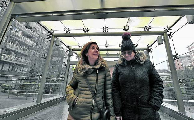 Rosa y Lourdes, tras ascender el desnivel entre la calle Prim y Zabalbide. 