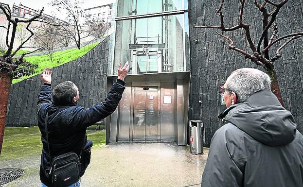 Luis Costa y otro vecino se lamentan del bloqueo del ascensor, el pasado miércoles. 