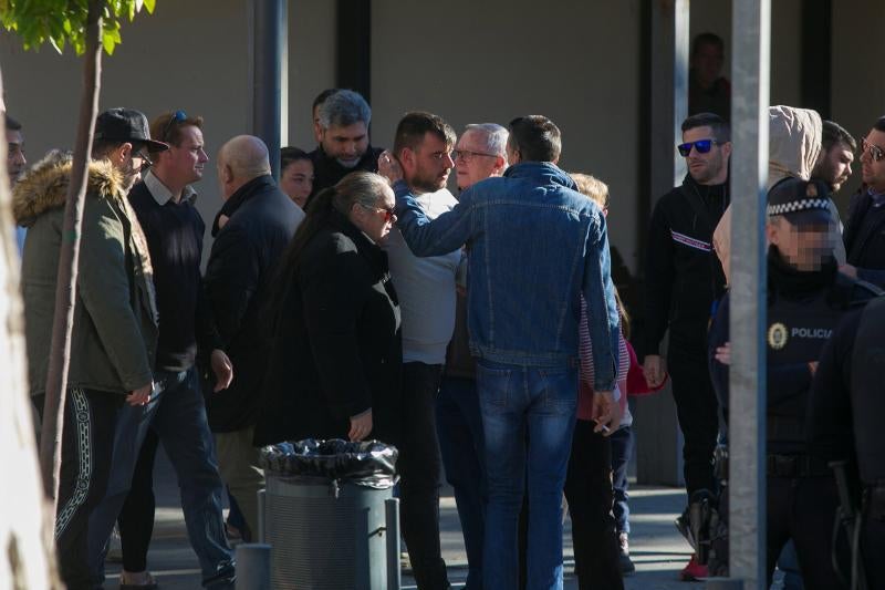 Los padres de Julen, destrozados, acuden al tanatorio de El Palo acompañados de vecinos.