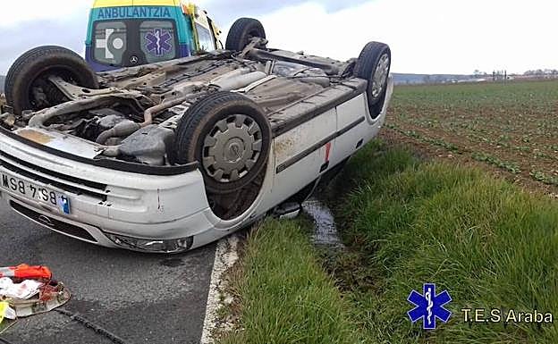 El vehículo, un Opel quedó volcado sobre el asfalto. 