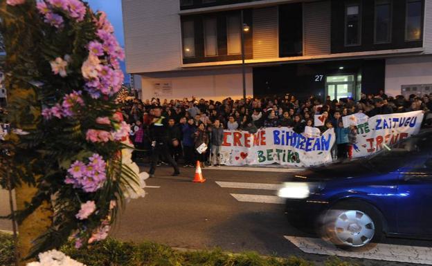 Cientos de personas se reunieron en Zabalgana en memoria de la joven atropellada.