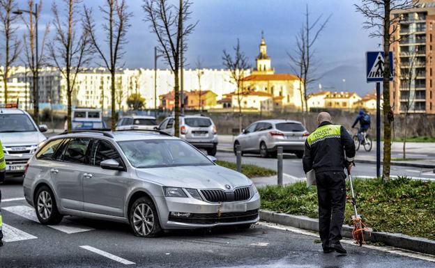 Un agente local toma medidas en la zona donde fue atropellada la joven Irene.