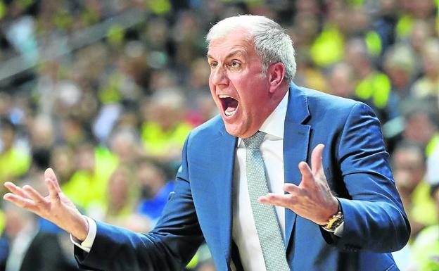 Obradovic arenga a sus jugadores como técnico del Fenerbahce durante un duelo de la Euroliga.